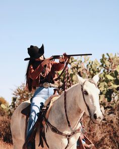 Western Photo Shoots, Cowgirl Photoshoot, Foto Cowgirl, Cowboys And Angels, Dream Horse Barns, Western Photo, Cowboy Aesthetic, Outdoor Girls, Looks Country