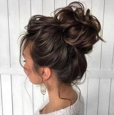 Perfect messy hair bun hairstyle,loose,cute and easy,bridal hairstyle.Top knot bun,hair donut,chignon bun,ballet bun,scrunchie,hair bun makers,fake hair bun,wedding hair bun. Morning Hair Routine, Lazy Girl Hairstyles, Messy Curly Hair, Sanggul Modern, Curly Bun Hairstyles, Messy Buns, Best Wedding Hairstyles, Long Hair Wedding Styles, High Bun