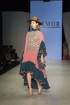 Modest Evening Dress, Beautiful Maxi Dresses, Classy Dress Outfits, Street Style Trends, Fashion Tv, Abaya Fashion