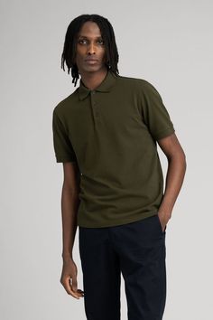 Debuted on the tennis courts of the 1920s, The Pique Polo shirt fills the space between the shirt and the T-shirt. First introduced in our permanent collection in 2016, this is our fifth version update: At its core is a custom developed soft and substantial, breathable organic cotton knit. Our straight cut silhouette is embellished with a perfectly balanced collar and a seamless French placket with our signature, tonal mother of pearl buttons.