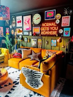 Deco Studio, Ideas Handmade, Maximalist Decor, Apartment Decor Inspiration, Maximalism, Decor Home Living Room, Apartment Inspiration, Living Room Inspo, A Living Room