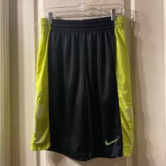 Never Worn, Tags Removed, Mens Nike Dri-Fit Basketball Shorts With Pockets. Color Is Black With Green Accent In A Size Medium. Length From Waist To Hem Is 23 Ins Shorts Nike, Green Accents, Basketball Shorts, Shorts Athletic, Nike Shorts, Shorts With Pockets, Men's Nike, Nike Dri Fit, Black Green