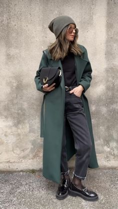 Dark Green Fall Outfits, Peacoat Womens Outfit, Green Coat Outfit, Worst Outfits, Feminine Casual, All Black Fashion, Creative Freedom, Elegante Casual, Outfits Petite