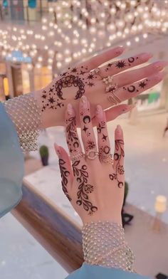 Minimal Aesthetic Mehndi Designs, Cute Henna Designs, Henna Designs Wrist, Floral Henna Designs, Mehndi Designs Fingers, Pants Outfit Ideas, Design Henna, Latest Henna Designs, Very Simple Mehndi Designs