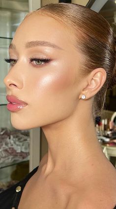 Gala Makeup Looks, Jawline Goals, Coral Drawing, Eyeshadow Singles, Ball Makeup, Prom Eye Makeup, Buy Makeup, Dewy Makeup