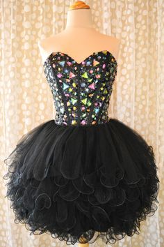 so unique ! Homecoming Dresses Short Black, Short Strapless Prom Dresses, Sweetheart Homecoming Dress, Creative Outfits, Homecoming Dress Short, Cheap Party Dresses, Mini Prom Dresses, Mini Homecoming Dresses, Black Homecoming Dress