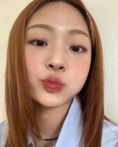 Korean Glossy Makeup, Japanese Idol Makeup, Warm Toned Makeup Looks, Makeup For Warm Tone, Warm Skin Tone Makeup, Makeup For Warm Skin Tones, Warm Tone Makeup Korean, Igari Makeup Look, Warm Tone Makeup Looks