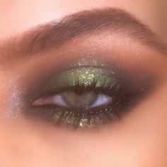 Glittery green and brown eye makeup for going out Renfaire Makeup Ideas, Forest Green Makeup, Ren Fair Makeup, Ren Faire Makeup, Fairy Core Makeup, 90s Eye Makeup, Mystical Makeup, Prom Eyes, Rock Makeup