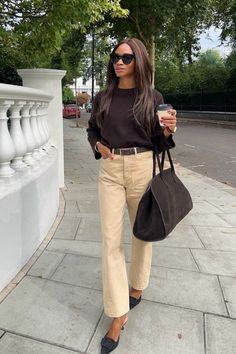 London Vacation Outfits, London Fall Outfits, Brown Outfit Ideas, November Fashion, Trendy Footwear, London Fall, Beige Jeans, Fall Transition Outfits, Stylish Fall Outfits