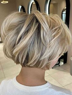 Choppy Bob with Champagne Blonde Layers for Thick Hair Women’s Short Haircut, Stacked Hair, Pixie Bob Haircut, Bob Hairstyles For Thick, Choppy Bob Hairstyles, Chin Length Hair, Bob Haircut For Fine Hair, Messy Short Hair