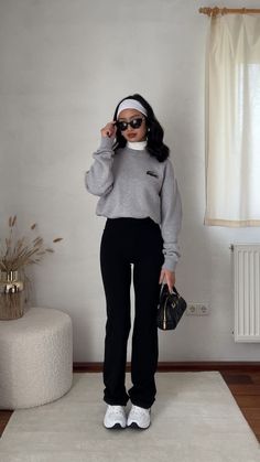 Outfit Winter Ideas For Women, Girls Fit Ideas, Aesthetic Yoga Pants Outfit, Classic Outfits 90s, Casual Fall School Outfits, My Winter Outfits, Cool Outfits For Winter, Winter Outfits With Pants, Dark Aesthetic Outfits Casual