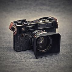 an old fashioned camera sitting on the ground