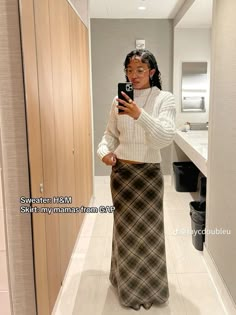 Winter Outfits Maxi Skirt, Sunday Modest Church Outfit, Long Skirt Business Casual, Modest Maxi Skirt Outfits, Preppy Modest Outfits, Long Straight Skirt Outfit, Modest Fashion Outfits Ideas, Modest Office Outfits Women, Modest Catholic Outfits