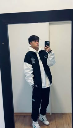 Outfit Chicos, Soft Boy Outfits, Men's Robes, Men's Casual Style, Aesthetic Guys, Streetwear Men Outfits, College Outfits