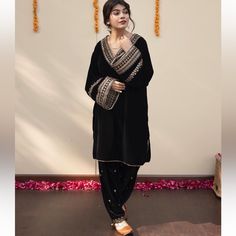 Velvet Suit And Black Shawl Velvet Suit Ideas Pakistani, Winter Outfits Traditional, Shalwar Suit, Velvet Salwar, Design For Velvet Suit, Velvet Black Suit, Winter Suit Design, Velvet Coord Set Indian, Winter Velvet Dress