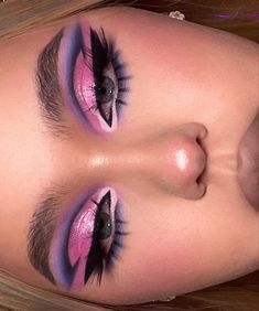 Eyeshadow Looks For Halloween, Nicki Minaj Winged Eyeliner, Creative Eye Makeup For Hooded Eyes, Intricate Makeup Looks, Multi Color Eyeshadow Looks, Bold Makeup Ideas, Cake Makeup Look, Ashnikko Concert Outfit Ideas, Creative Eyeshadow Ideas