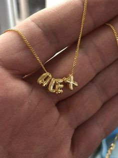 Preppy Jewelry, Gold Letter Necklace, Name Necklaces, Jewelry Accessories Ideas, Dope Jewelry, Classy Jewelry, Jewelry Lookbook, Girly Jewelry, Necklace Personalized