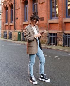 Business Casual Outfit 2023, Nike Sneakers Work Outfit, Converse Autumn Outfit, Uk Spring Outfits 2023, Business Casual Converse, Business Casual Spring 2023, Chic Converse Outfit, Italian Summer Street Style, Casual Concert Outfits Winter