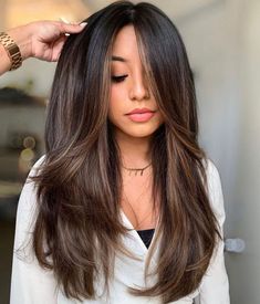 Hair Styles For Women Over 40 Medium, Long Concave Layers, Layered Brunette Hair Medium, Haircuts For Side Parts, Hair Color Inspiration For Brunettes, Highlights For Dark Hair, Brunette Hair Cuts, Black Hair Balayage