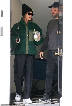 Hailey Bieber Looks, Green Jacket Outfit, Hailey Rhode Baldwin, Hailey Bieber Outfits, 2023 Mood, Hailey Baldwin Style, Sneakers Street, Cap Outfit, Zoe Kravitz