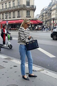 Stripe Cardigan Outfit, Paris Fall Outfits, Moda Over 40, Pre Fall Outfits, Striped Sweater Outfit, Ballet Flats Outfit, Style Parisienne, Mode Tips, Flats Outfit