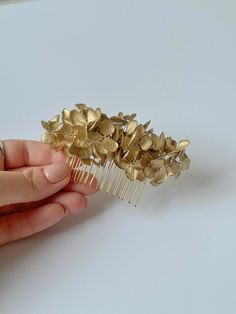 Make a statement with this gold hydrangea hair comb--perfect for weddings or any special occasion.  Simple, elegant, unforgettable. Golden Hair Accessories, Gold Hairpiece, Elegant Gold Hair Accessories For Spring, Elegant Gold Hair Accessories For Wedding, Gold Hair Clips Wedding, Pick Comb, Gold Bridal Hair Comb, Gold Hair Clips, Gold Hair Comb