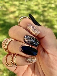 Couleurs utilisées: Barbara, Prosecco. Mani noir et or. Accent scintillant ombré. Glitter Gold Nails Ideas, Black Nail Art With Glitter, Gold Black Nails Ideas, Nails Black Gold Glitter, Black Nails Black Glitter, Black Gold Manicure, Black And Nails Gold, Nyårsnaglar Glitter, Black Nails Gold Glitter