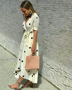 Love this dress! | VESTIDO MIDI ENVELOPE DE BOLINHAS - @la_papaya_design - #pretoebranco #blackandwhite #pb #bolinhas #polkadots #poas #offwhite Outfit Trends, Mode Inspo, Guest Outfit, Mode Inspiration, Spring Summer Outfits, Dot Dress, Wedding Guest Outfit, Floral Dress