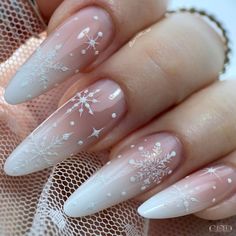 Christmas Acrylic Almond Nails, Winter Nail Ideas Acrylic Almond, Almond Snowflake Nails, Christmas Nail 2024, Snowflake Almond Nails, Almond Christmas Nails Winter, Snowglobe Nails, Nail Noel Christmas, Icy Nails Winter