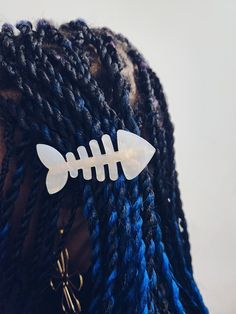 Fishbone Hair Clip Alligator Clip Crafts, Octopus Clip Hairstyles, Fish Bone Hair Clip, Weird Hair Accessories, Bug Hair Clips, Ocean Themed Accessories, Fun Hair Clips, Ceramic Hair Clips, Hair Clips Ideas