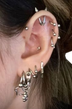 Eating inspo cool earring jewelry pierced ears cool alt piercings piercing inspo earring ideas cool alternative earring inspiration Ear Piercings Spikes, Emo Piercings Ears, Alt Earring Stack, Alt Piercings Ear, Alternative Ear Piercings, Emo Ear Piercings, Punk Ear Piercings, Earring Setup, Ear Setup