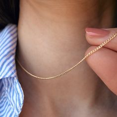 An essential everday chain, chic and understated. The fine curb chain is made of high quality 14k gold fill, a beautiful alternative to solid gold. Perfectly versatile, wear alone or mix with other chains for a layered look. - Presented in a Minetta box, ready for gifting. About 14k gold fill: Composed of a solid layer of gold bonded with heat and pressure to a base metal, 14k Gold filled jewellery has about 100 times more gold than gold plated. It has the look, feel and durability of 14K Gold j Minimal Gold Necklace, Simple Chain Necklace, Initial Disc Necklace, Minimal Gold, Handwriting Jewelry, Vertical Bar Necklace, Simple Chain, Gold Bond, Necklace Layering