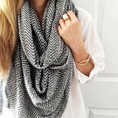 I don't always now how to wear scarves but I really like the pattern and size. Mode Inspo, Fashion Mode, Hippie Style, Girly Girl, Style Me Pretty, Look Fashion, Passion For Fashion