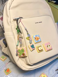 Desain Buklet, School Bag Essentials, Cute School Stationary, Inside My Bag, Cute School Supplies, Cute Keychain, Essential Bag, Pretty Bags, Diy Clay Crafts