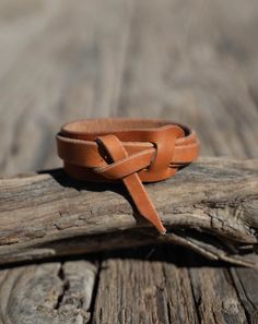 Leather Knot Bracelet, Geskenk Idees, Leathercraft Projects, Leather Scraps, Adjustable Knot, Brown Bracelet, Leather Artisan, Knot Bracelet, Leather Projects