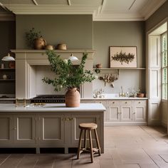 Georgian Kitchen Ideas, Kitchen Makeover Ideas, Kitchen Organization Hacks, Aesthetic Dream, English Kitchens, Kitchen Farmhouse, Kitchen Inspiration Design, Makeover Ideas, Green Kitchen