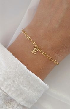 This 14k gold-filled bracelet makes a perfect personalized gift.  There is a paw print charm perfectly for all dog moms or choose a letter of the alphabet! 🤍14k Gold filled chains and findings 🤍All Gold Filled Findings, so items will not tarnish✨ 🤍Come packaged and ready to gift.  🤍 Hypoallergenic jewelry that will last!    ⚜️ Gold filled products differ from gold plated.  Here are the major differences. Gold Filled: ✔️Affordable cost and great quality  ✔️Great for everyday wear ✔️Leave it o Mama Bracelet, Bracelet Initial, Paw Print Charm, Personalized Bracelet, L Alphabet, Heart Chain, Hypoallergenic Jewelry, Initial Bracelet, Personalized Bracelets