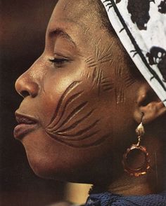 Tattoo Face, Afrikaanse Kunst, African People, Body Modifications, African Culture, World Cultures, African Beauty, Interesting Faces