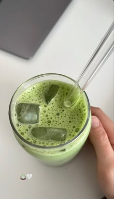 Matcha Girl, Matcha Lover, Matcha Aesthetic, Matcha Coffee, Matcha Drink, Pretty Coffee, Coffee Matcha, Food Critic, Green Drinks