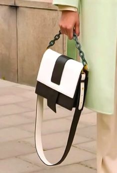 WILLA - TRI COLOR CHAIN HANDLE BAG Powerful Women