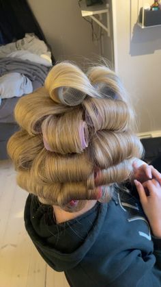 Hairstyle For Work, Old Money Hairstyles, Hairstyles Female, Velcro Rollers, Skandinavian Fashion, Blowout Hair, Stockholm Style, Vogue Beauty, Hair Rollers