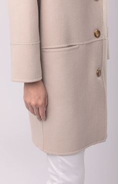 Cappotto lungo sfoderato in lana merinos e cashmere, tessuti a panno. Lunghezza sopra al ginocchio, spalle leggermente ribassate. Due comode grandi tasche frontali a filetto. Reverse classico. Chiusura frontale con bottoni in madreperla. Vestibilità over. Spacchetto sul retro per extra confort nei tuoi movimenti di tutti i giorni. Bellissime cuciture a vista che esaltano la sartorialità del cappotto. Cucito a mano. Disegnato per essere: Over La modella veste una taglia S Velvet Hangers, Air Force Blue, Oversized Coat, Grey Women, Mother Of Pearl Buttons, Above The Knee, Welt Pocket, Oversized Fits