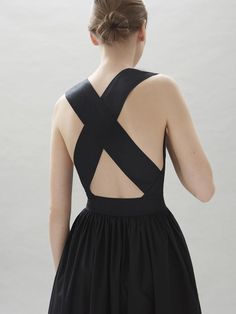 Chic Minimalist Style, Cross Back Dress, Summer Black Dress, Back Dress, Inspiration Mode, Style Outfits, Look Chic, Fashion Details