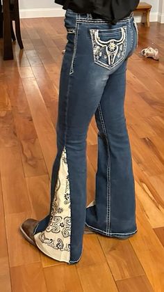 DIY Flare jeans w bandana  • No sewing involved!! Flare Jeans Aesthetic, Diy Flare Jeans, Diy Jeans Crafts, Restyle Clothes, Custom Jeans Diy, Bell Bottom Jeans Outfit, Country Jeans