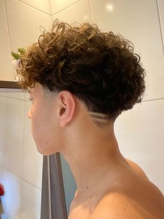 Low Fade Curly Hair, Curly Hair Taper, Curly Taper Fade, Fade Curly Hair, Fade Haircut Designs, Long Curly Hair Men, Taper Fade Curly Hair