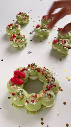 Macaron Wreath Christmas, Macaron Wreath, Big Macaron, Christmas Macaroons, Macaron Christmas, Macaroons Christmas, Macaron Decoration, Holiday Themed Desserts, Gingerbread House Ideas