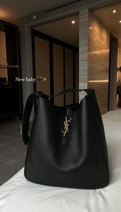 Black Accessories Aesthetic, Ysl Bag Aesthetic, Aesthetic Purse, Designer Purses And Handbags, Lawyer Fashion, Inside My Bag, Luxury Bags Collection, Image Swag, Hot Bags