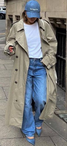 Oversized Trench Coat Outfits, Beige Trench Coat Outfit, Trench Coat Outfit Spring, Trent Coat, Trench Coat Street Style, Trench Outfit, Street Style 2023, Spring Trench Coat, Trench Beige