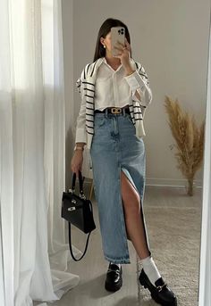 Casual outfits ideas for girls. Chic style outfit inspo. White long sleeve buttoned shirt, denim split maxi skirt, striped sweater, white crew socks and black loafers outfit inspiration for college. Casual work outfits ideas. 40s Mode, Bolesti Chrbta, Everyday Fashion Outfits, Outfit Jeans, Stylish Work Outfits, Business Outfit, Looks Chic