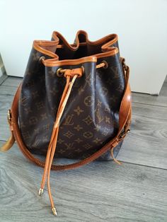 Vintage Louis Vuitton Petit Noe damestas. Origineel met gebruikssporen. Lv Noe, Vintage Lv Bag, Louis Vuitton Vintage Bag, Louis Vuitton Noe Bag, Lv Tote, Louis Vuitton Petit Noe, Sac Louis Vuitton, Lv Bags, Autumn 2024